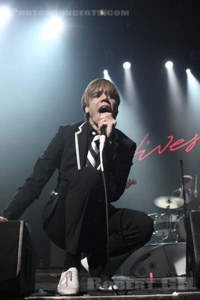 THE HIVES - 2008-04-20 - PARIS - Zenith - Per Almqvist - Arne Christian Jääskeläinen